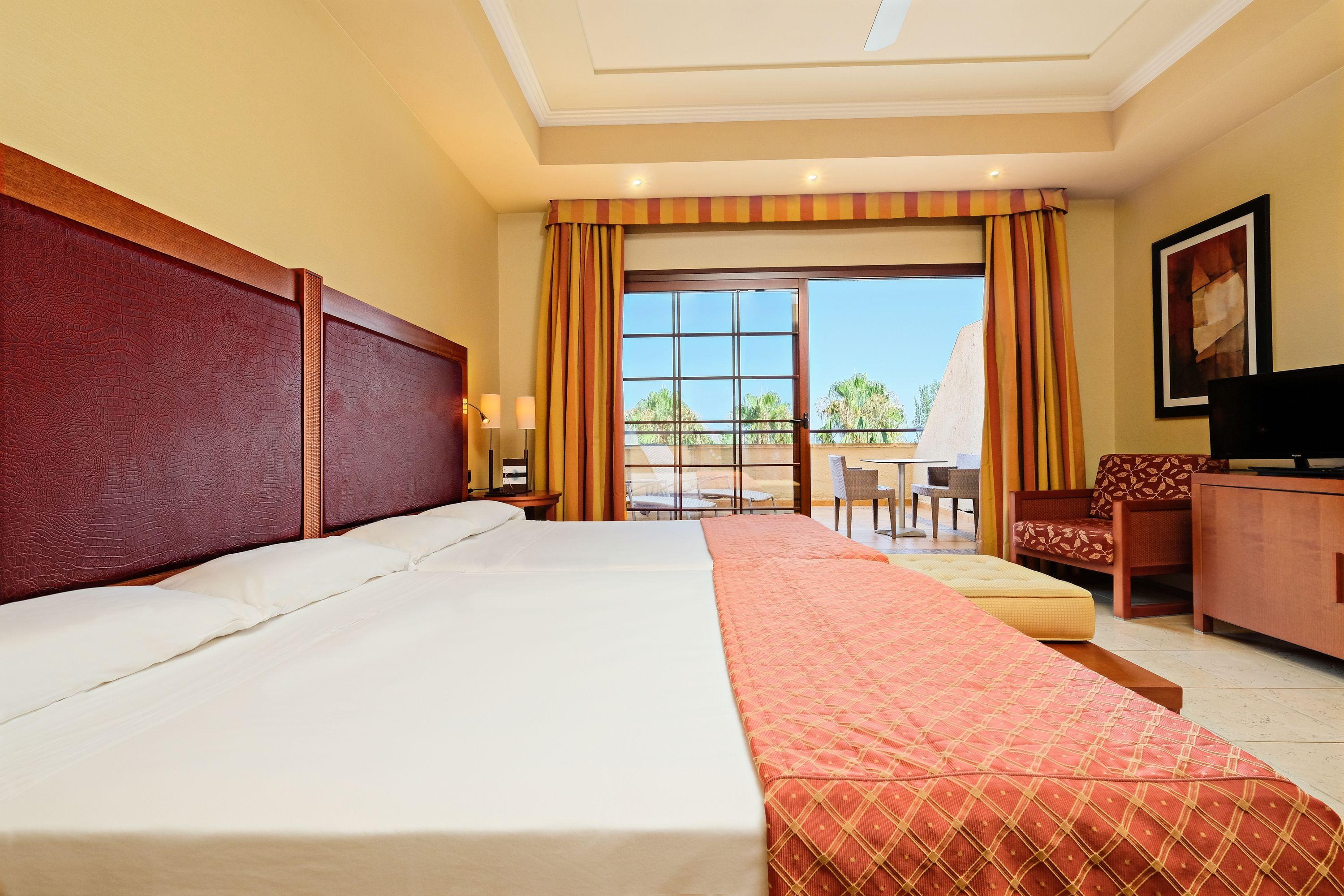 Hotel Envia Almeria Spa & Golf アグアドゥルセ エクステリア 写真 A room at the Iberostar Grand Hotel Melia, in Playa del Inglés, Gran Canaria, Spain.