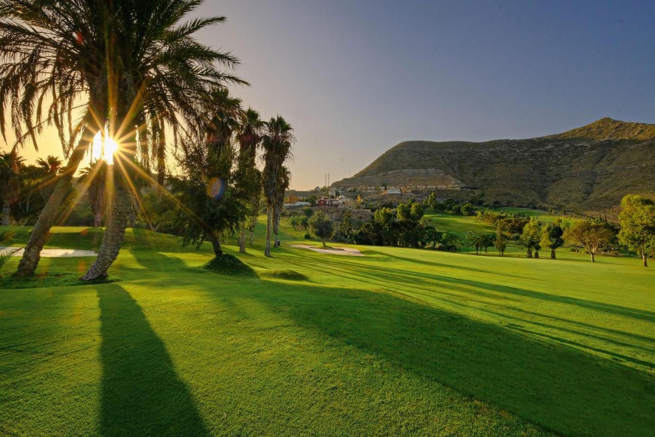 Hotel Envia Almeria Spa & Golf アグアドゥルセ エクステリア 写真 Golf course at the resort
